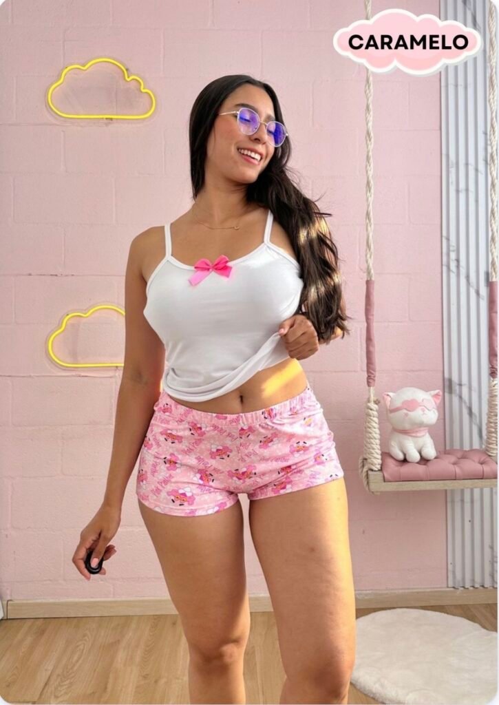 Pijama Caramelo Pantera Rosa de Alexandra Muñoz Pijamas.