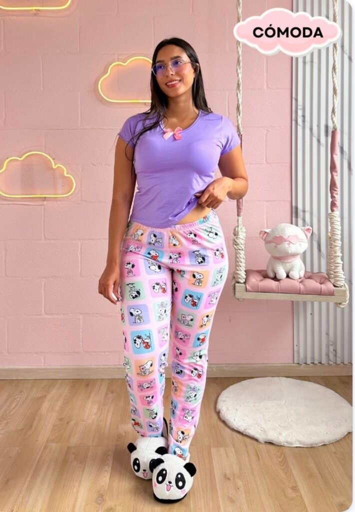 Pijama Cómoda Snoopy Lila de Alexandra Muñoz Pijamas.